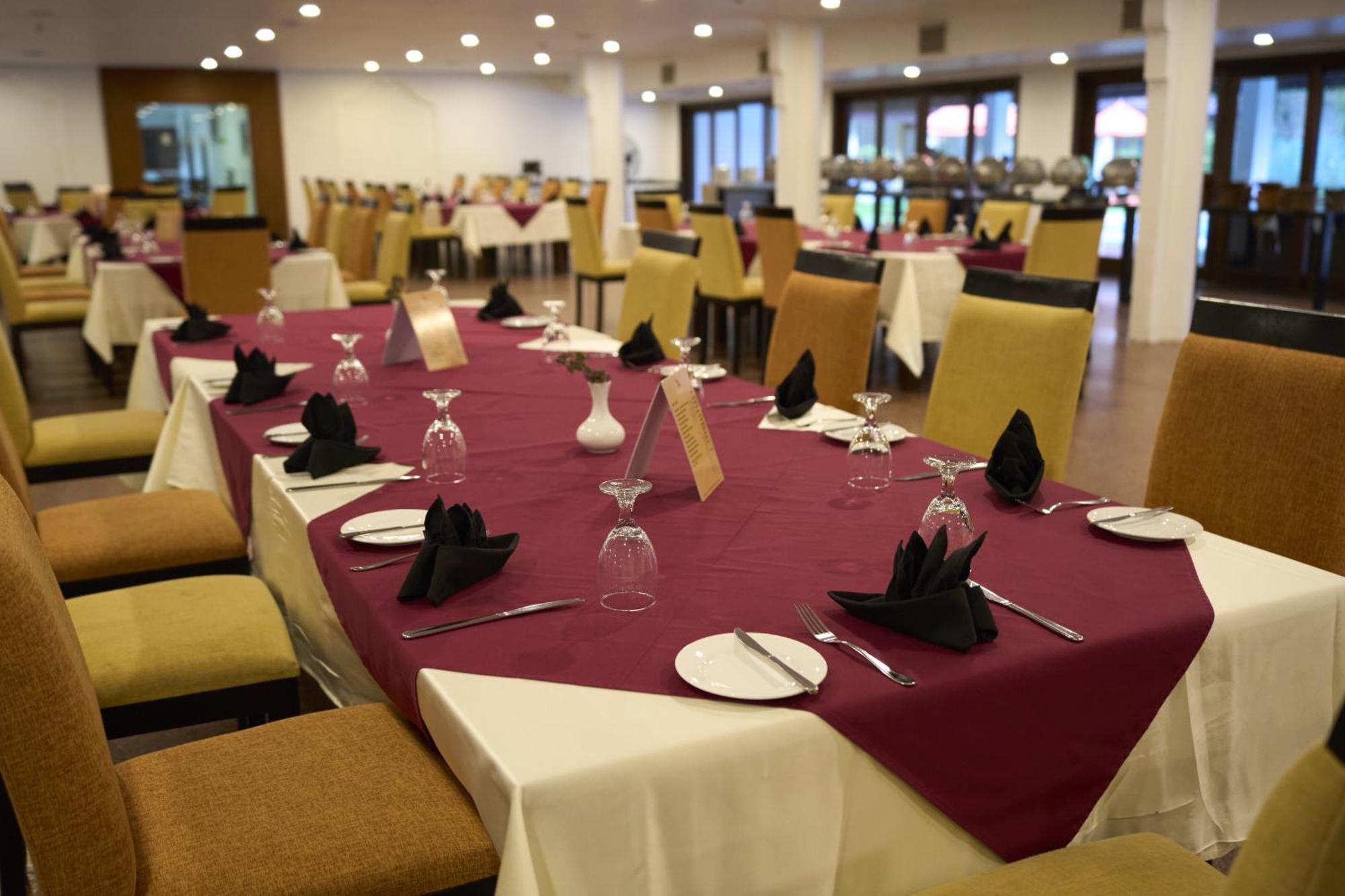 Rajarata Hotel Anuradhapura Zewnętrze zdjęcie